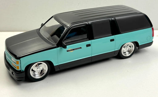 Harley Davidson "On the Road" Chevrolet Suburban Heritage Softail 1:25 NIB 99710   - TvMovieCards.com