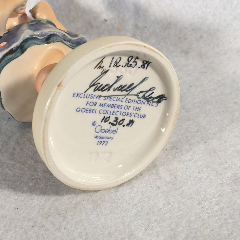 Goebel Hummel Figurine # 380 "Daisies Don't Tell" TMK6 Master Painter Signed 5"   - TvMovieCards.com
