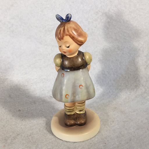 Goebel Hummel Figurine #493 "Two Hands One Treat" TMK7 4"   - TvMovieCards.com
