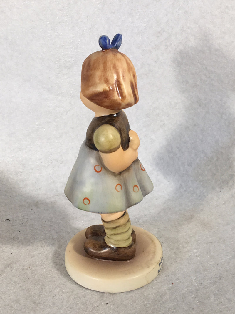 Goebel Hummel Figurine #493 "Two Hands One Treat" TMK7 4"   - TvMovieCards.com