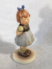 Goebel Hummel Figurine #493 "Two Hands One Treat" TMK7 4"   - TvMovieCards.com