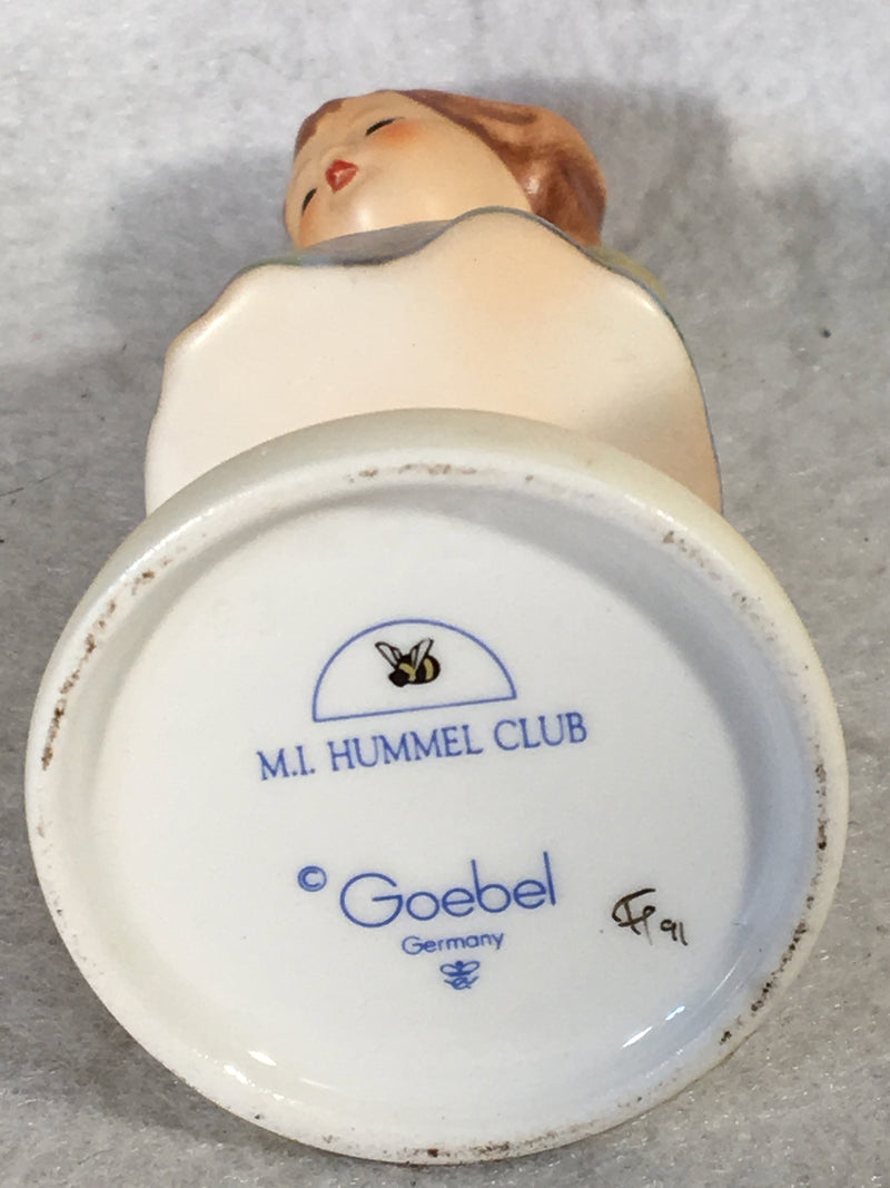 Goebel Hummel Figurine #493 "Two Hands One Treat" TMK7 4"   - TvMovieCards.com