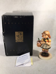 Goebel Hummel Figurine #563 "Little Visitor" TMK7 5 1/8"   - TvMovieCards.com