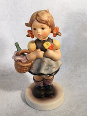 Goebel Hummel Figurine #563 "Little Visitor" TMK7 5 1/8"   - TvMovieCards.com