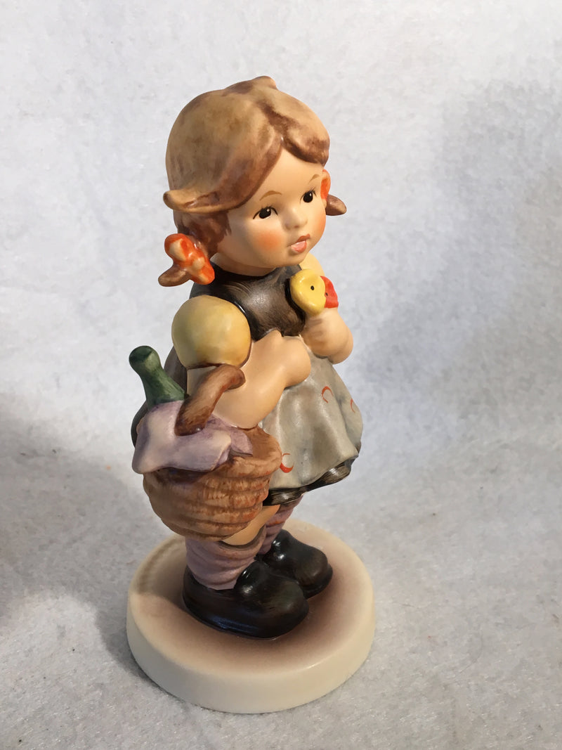 Goebel Hummel Figurine #563 "Little Visitor" TMK7 5 1/8"   - TvMovieCards.com
